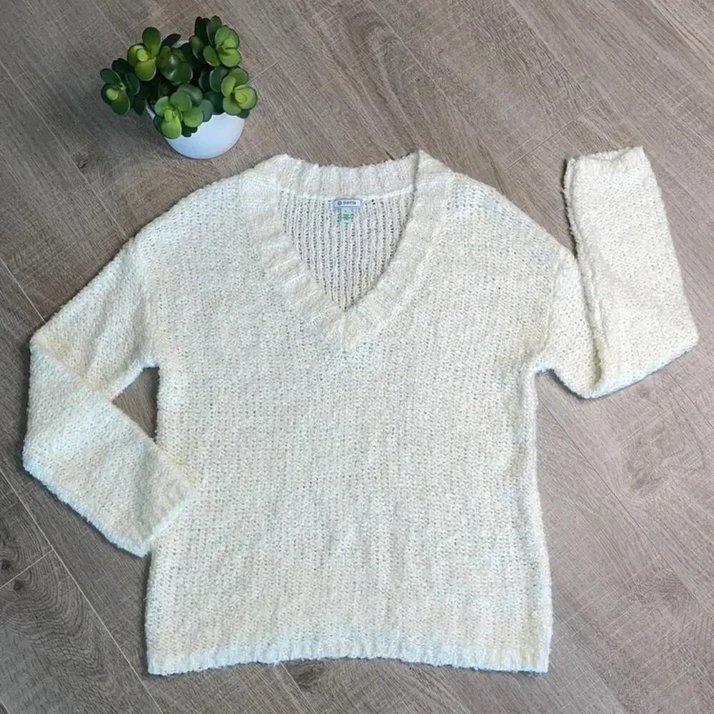 NWOT SUSINA Women's Fluffy Boucle Creamy V-Neck Knit Sweater